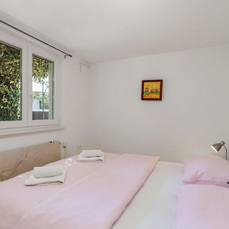 Awesome home in Krk with 3 Bedrooms, Jacuzzi&WiFi Krk Town Buitenkant foto