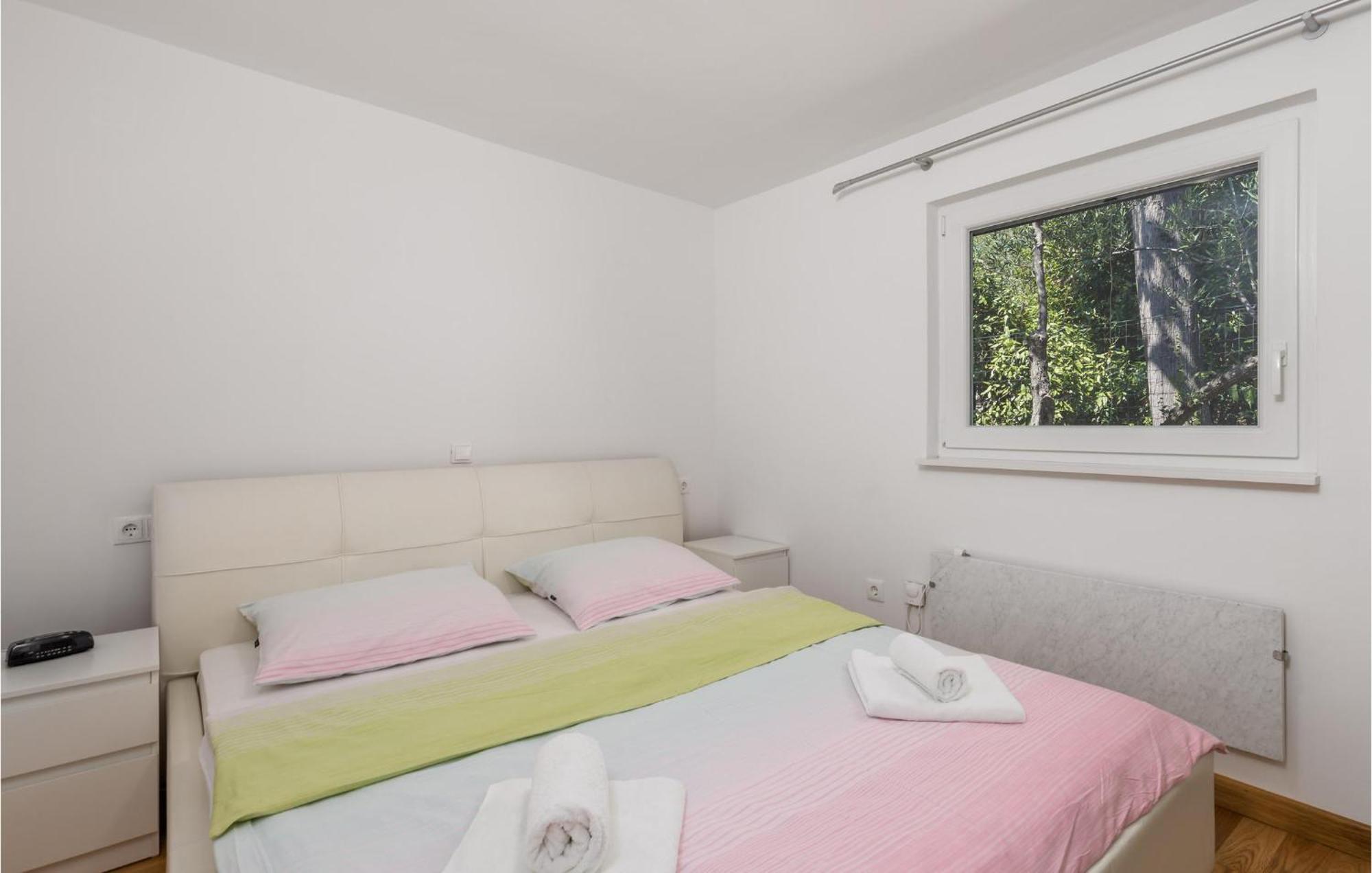 Awesome home in Krk with 3 Bedrooms, Jacuzzi&WiFi Krk Town Buitenkant foto