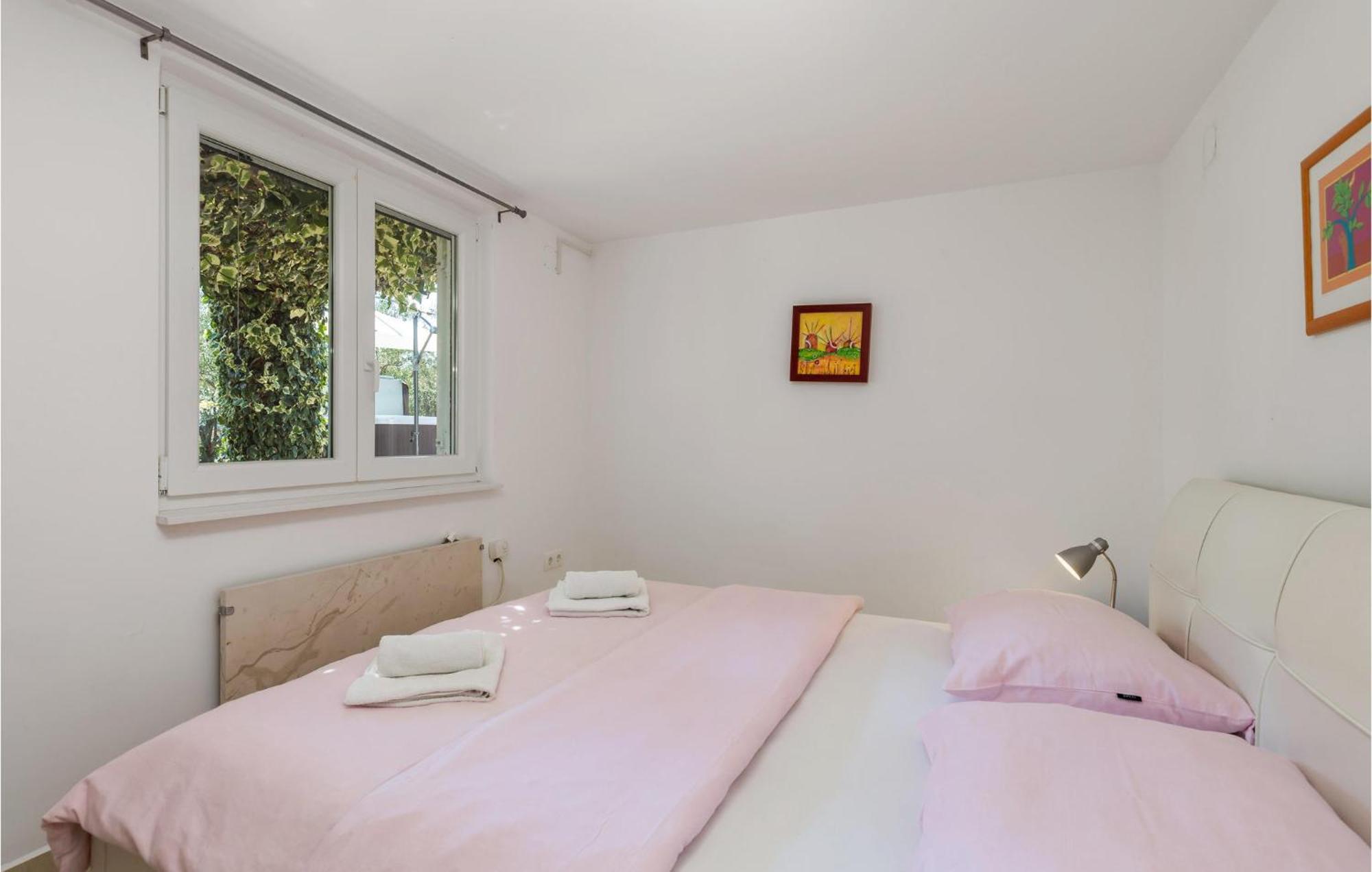 Awesome home in Krk with 3 Bedrooms, Jacuzzi&WiFi Krk Town Buitenkant foto