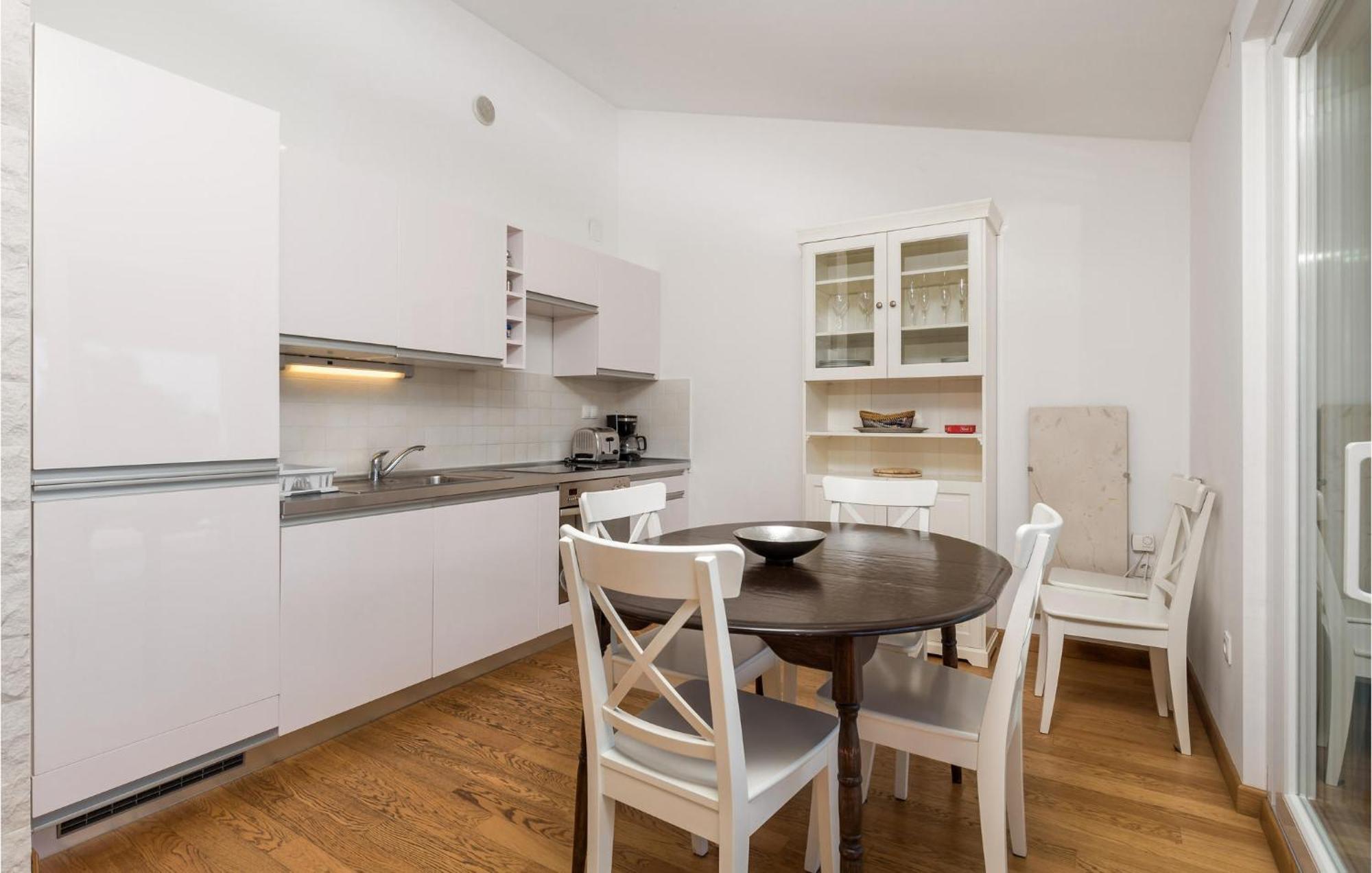 Awesome home in Krk with 3 Bedrooms, Jacuzzi&WiFi Krk Town Buitenkant foto