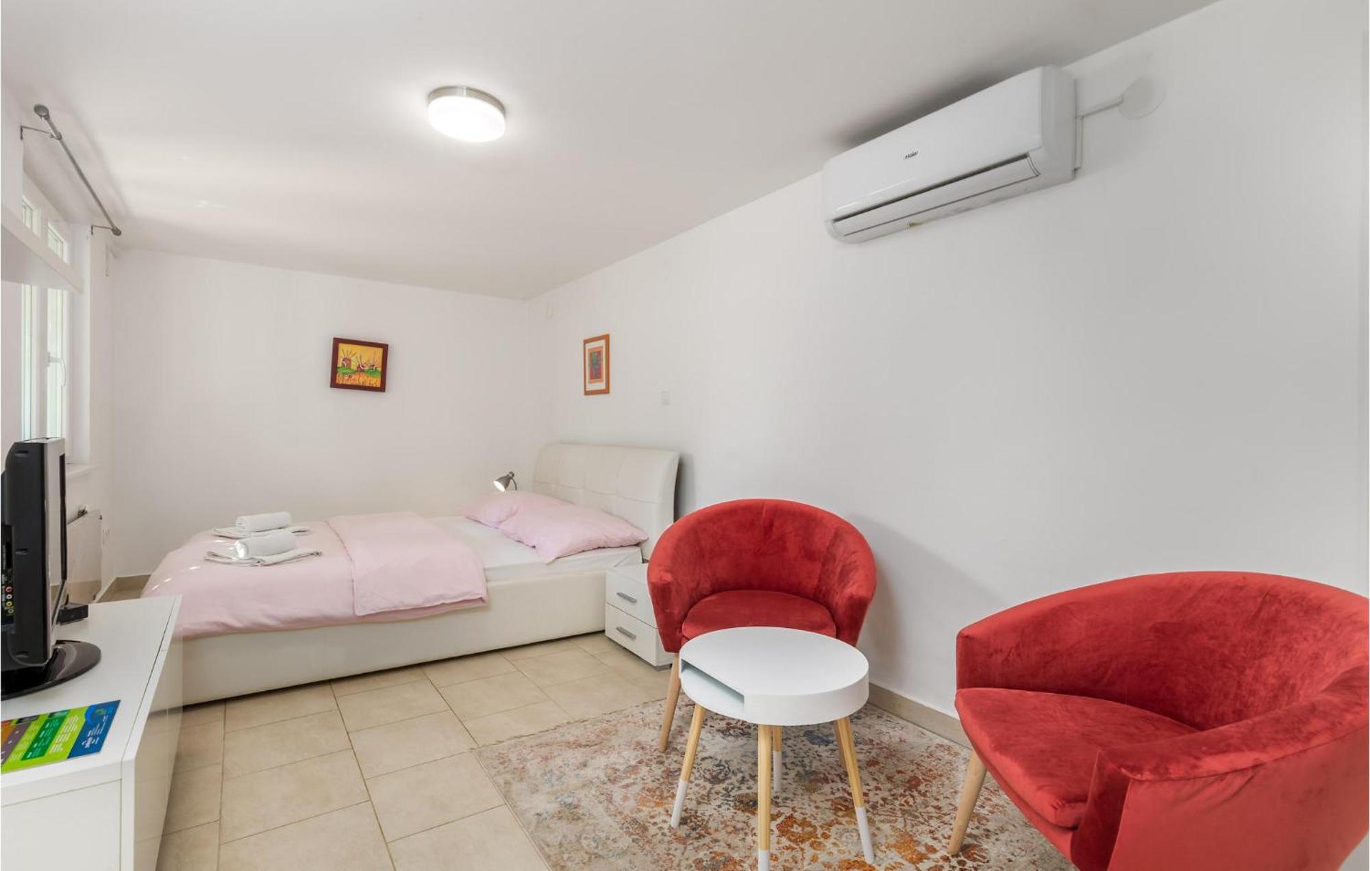 Awesome home in Krk with 3 Bedrooms, Jacuzzi&WiFi Krk Town Buitenkant foto