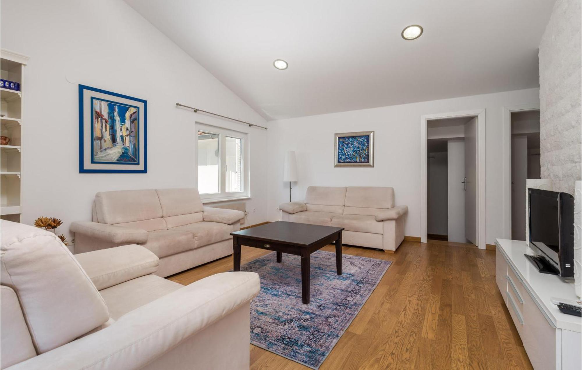Awesome home in Krk with 3 Bedrooms, Jacuzzi&WiFi Krk Town Buitenkant foto
