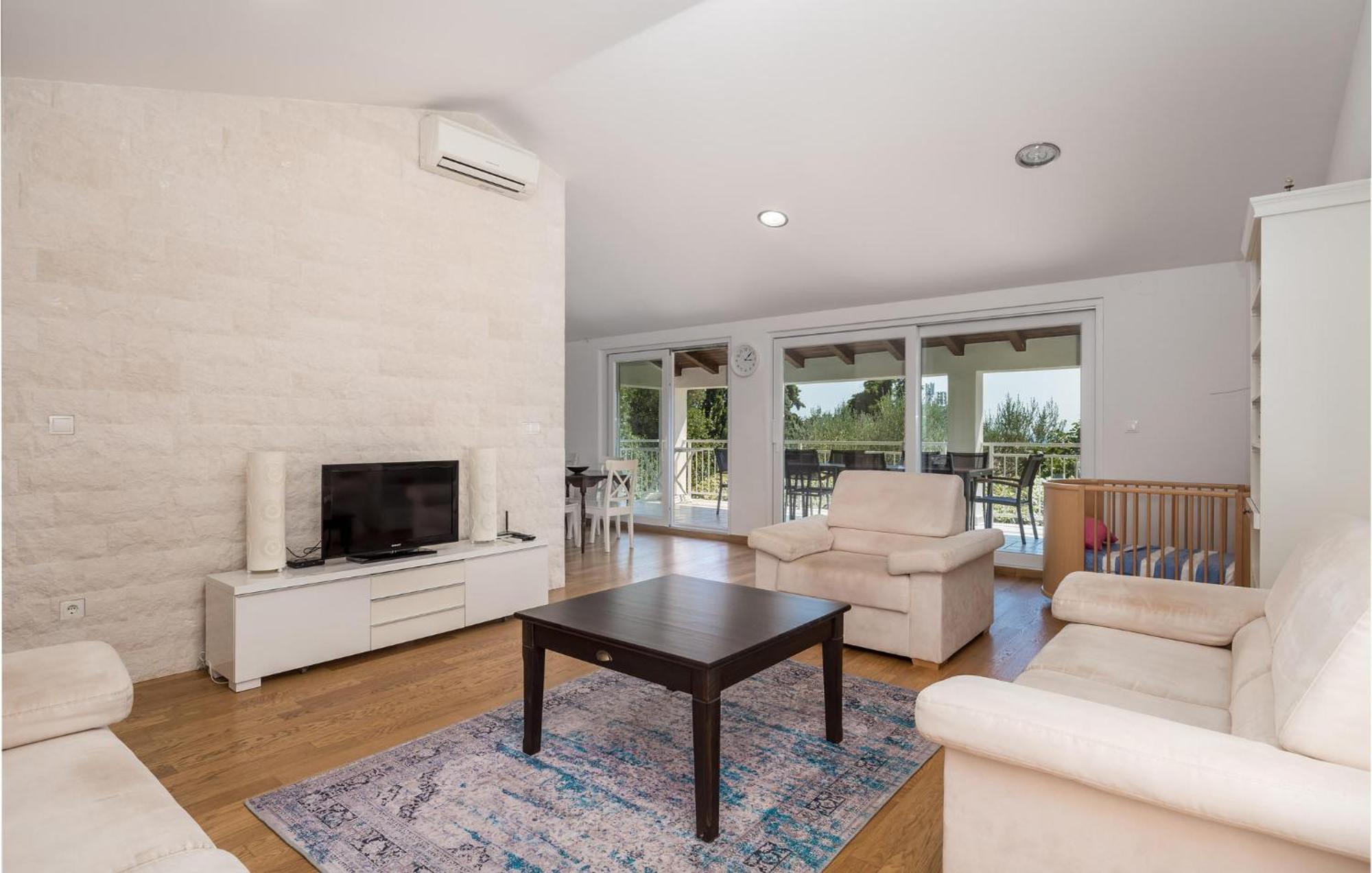 Awesome home in Krk with 3 Bedrooms, Jacuzzi&WiFi Krk Town Buitenkant foto
