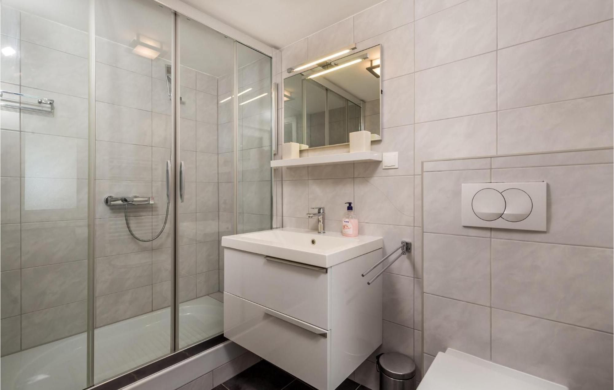 Awesome home in Krk with 3 Bedrooms, Jacuzzi&WiFi Krk Town Buitenkant foto