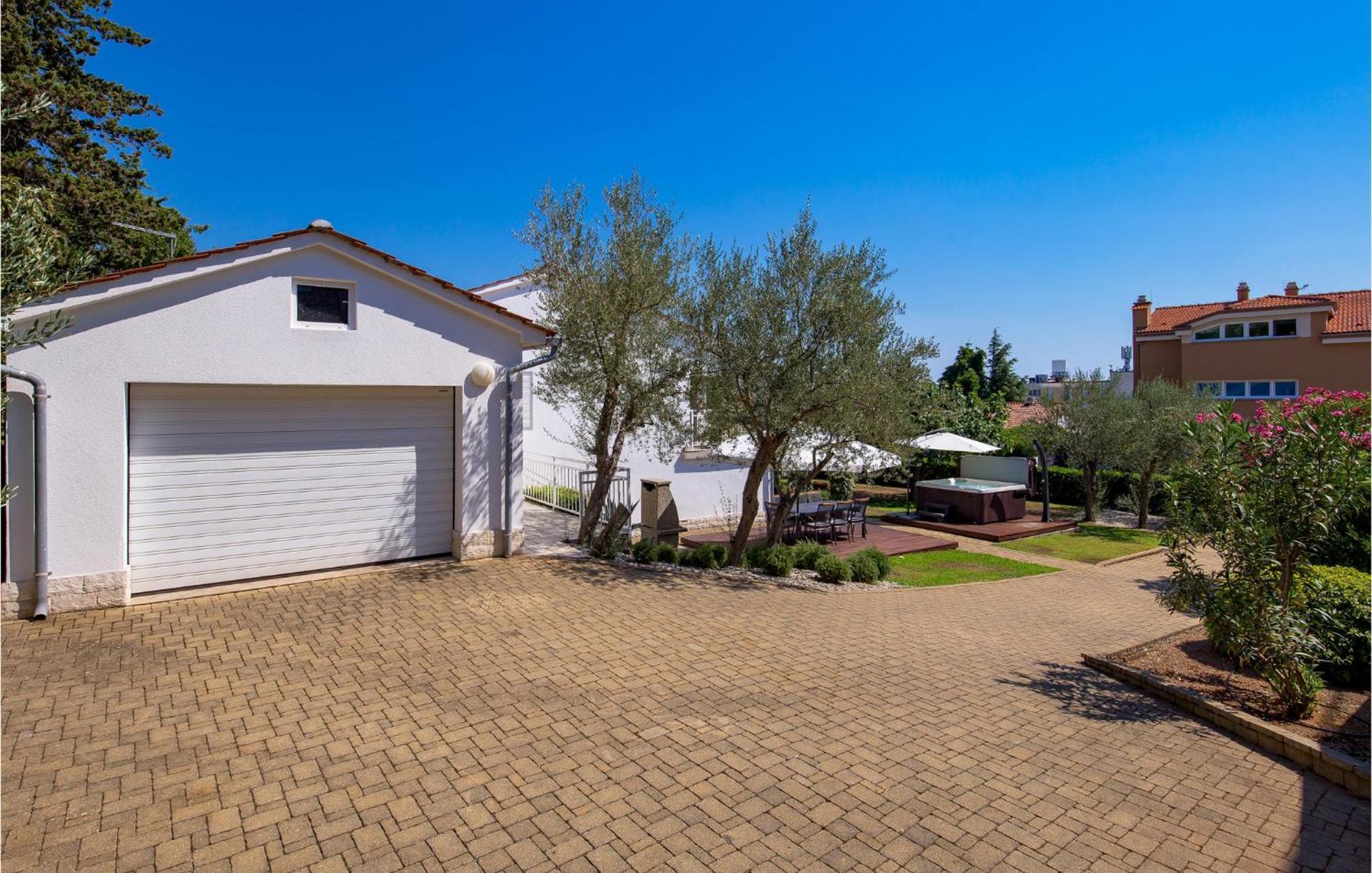 Awesome home in Krk with 3 Bedrooms, Jacuzzi&WiFi Krk Town Buitenkant foto