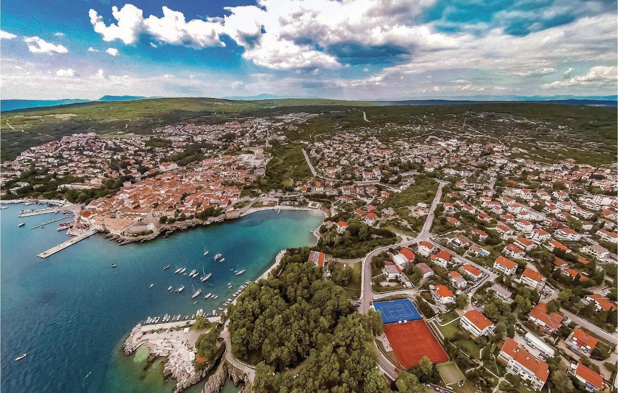 Awesome home in Krk with 3 Bedrooms, Jacuzzi&WiFi Krk Town Buitenkant foto