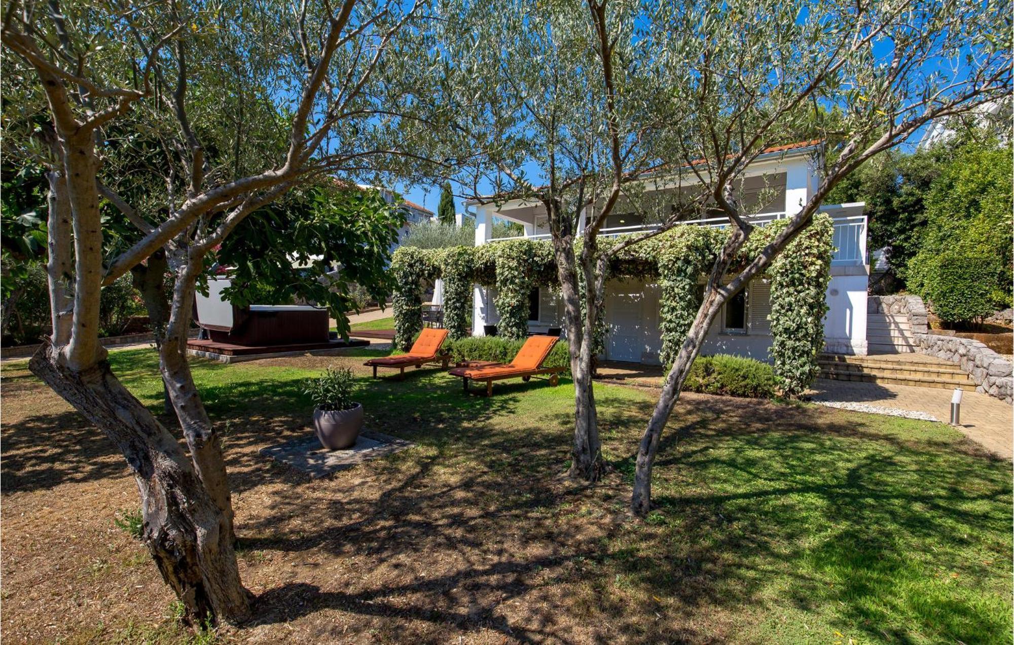 Awesome home in Krk with 3 Bedrooms, Jacuzzi&WiFi Krk Town Buitenkant foto