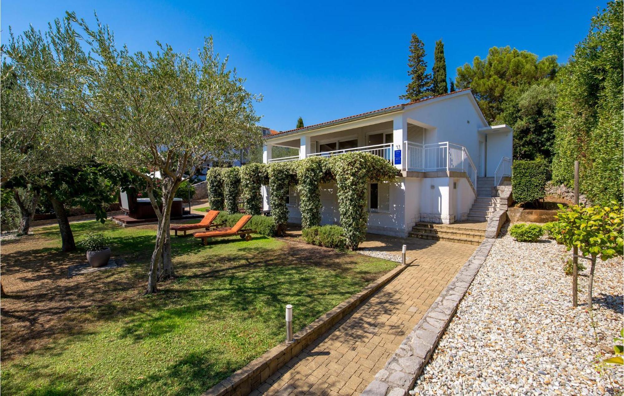 Awesome home in Krk with 3 Bedrooms, Jacuzzi&WiFi Krk Town Buitenkant foto