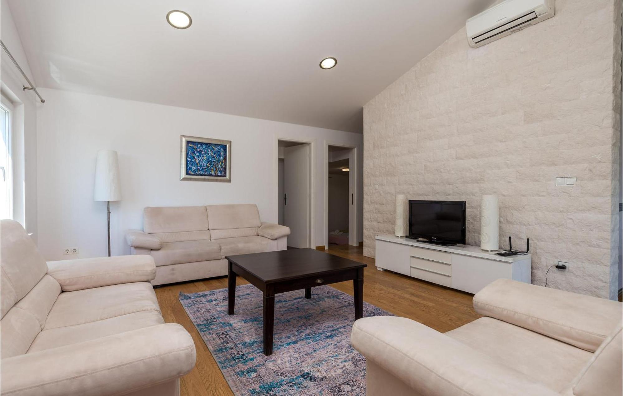Awesome home in Krk with 3 Bedrooms, Jacuzzi&WiFi Krk Town Buitenkant foto