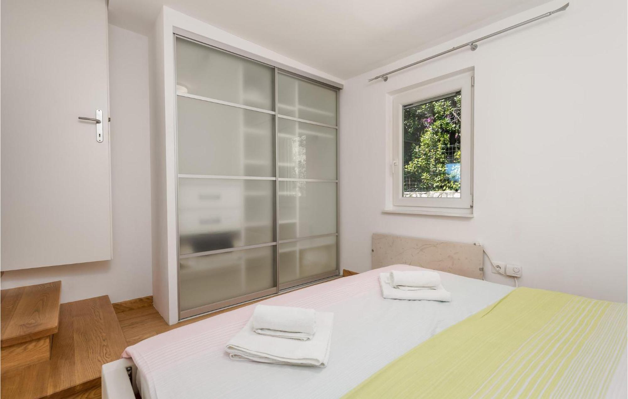 Awesome home in Krk with 3 Bedrooms, Jacuzzi&WiFi Krk Town Buitenkant foto