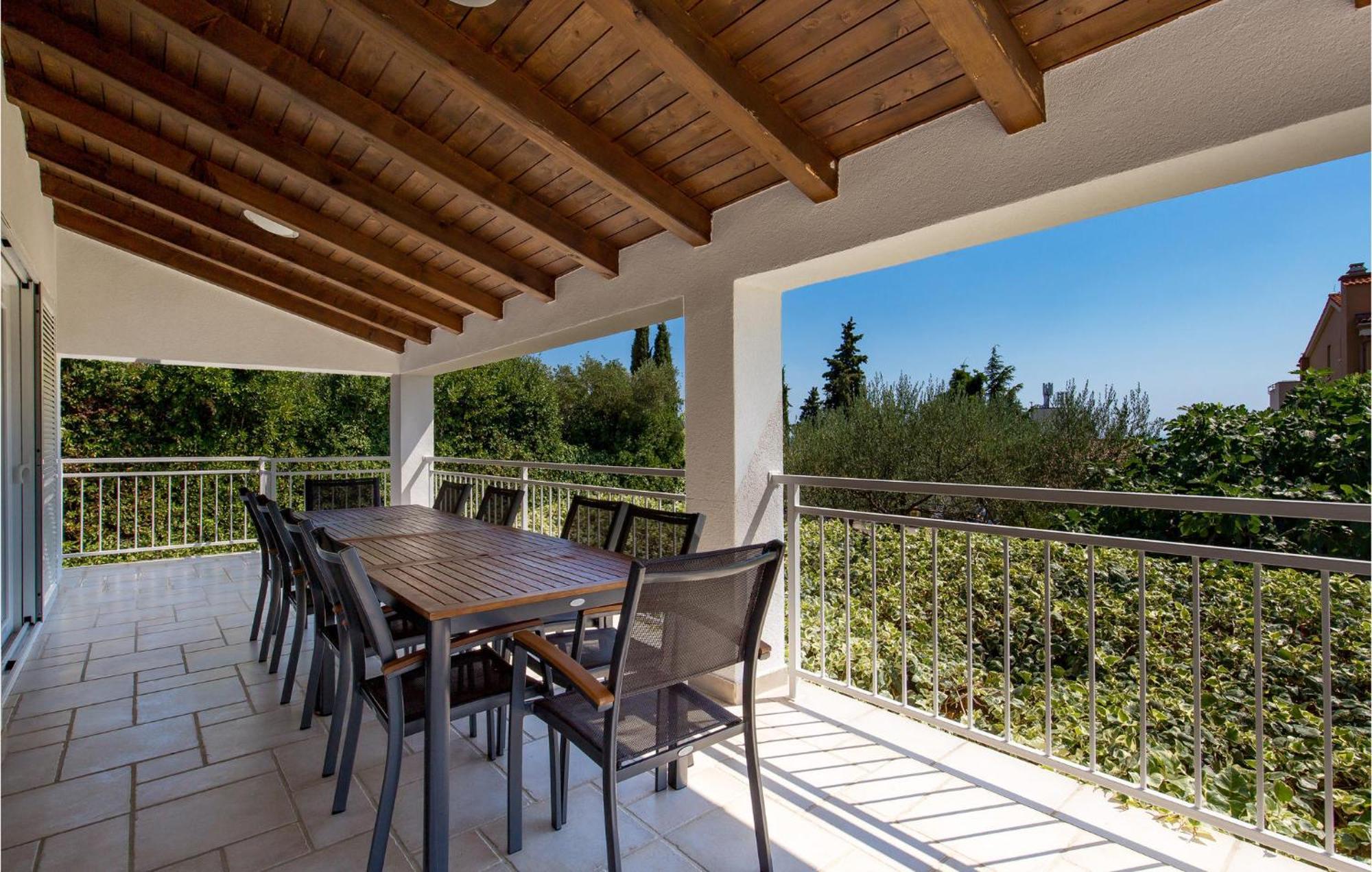 Awesome home in Krk with 3 Bedrooms, Jacuzzi&WiFi Krk Town Buitenkant foto