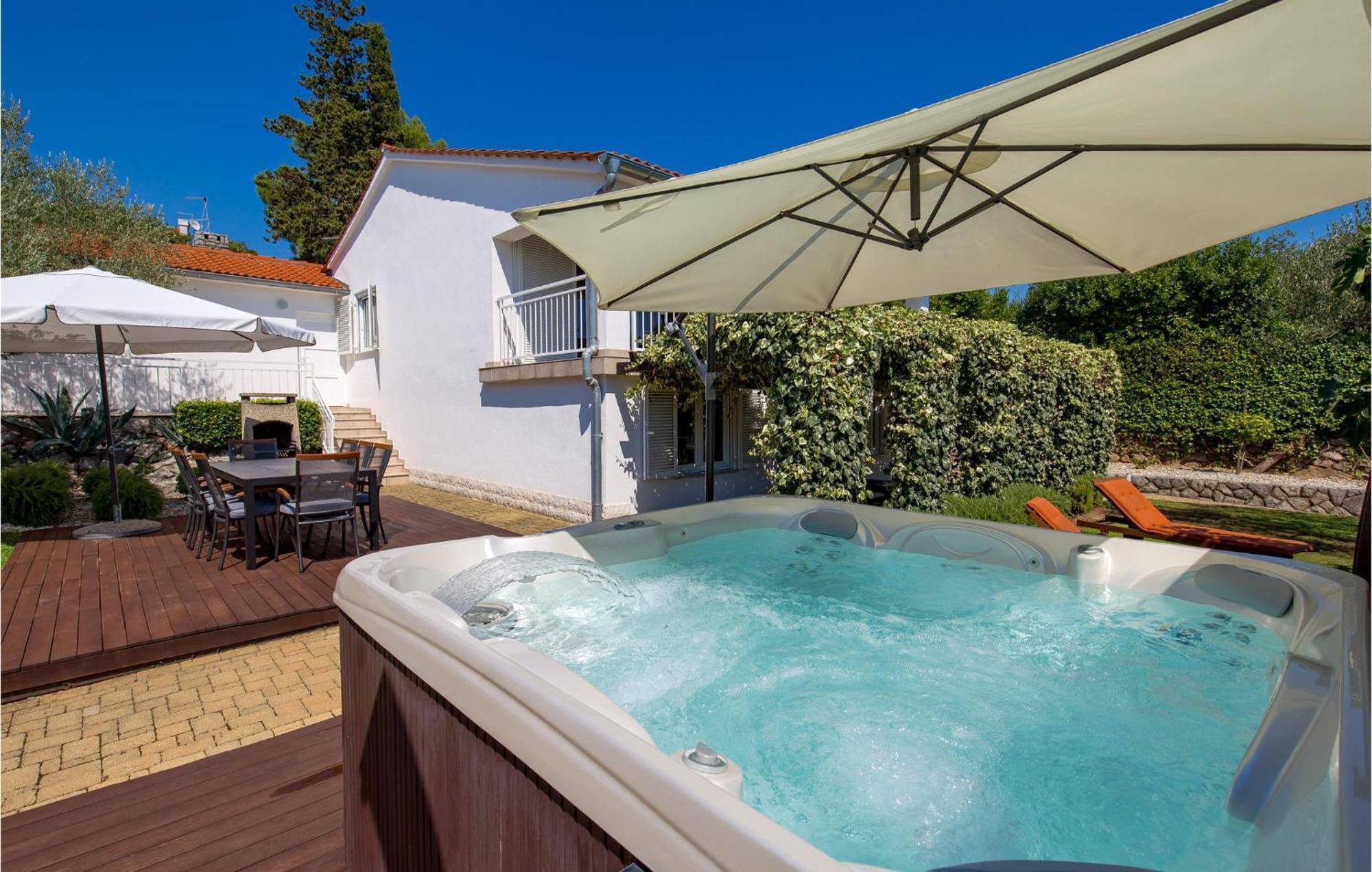 Awesome home in Krk with 3 Bedrooms, Jacuzzi&WiFi Krk Town Buitenkant foto