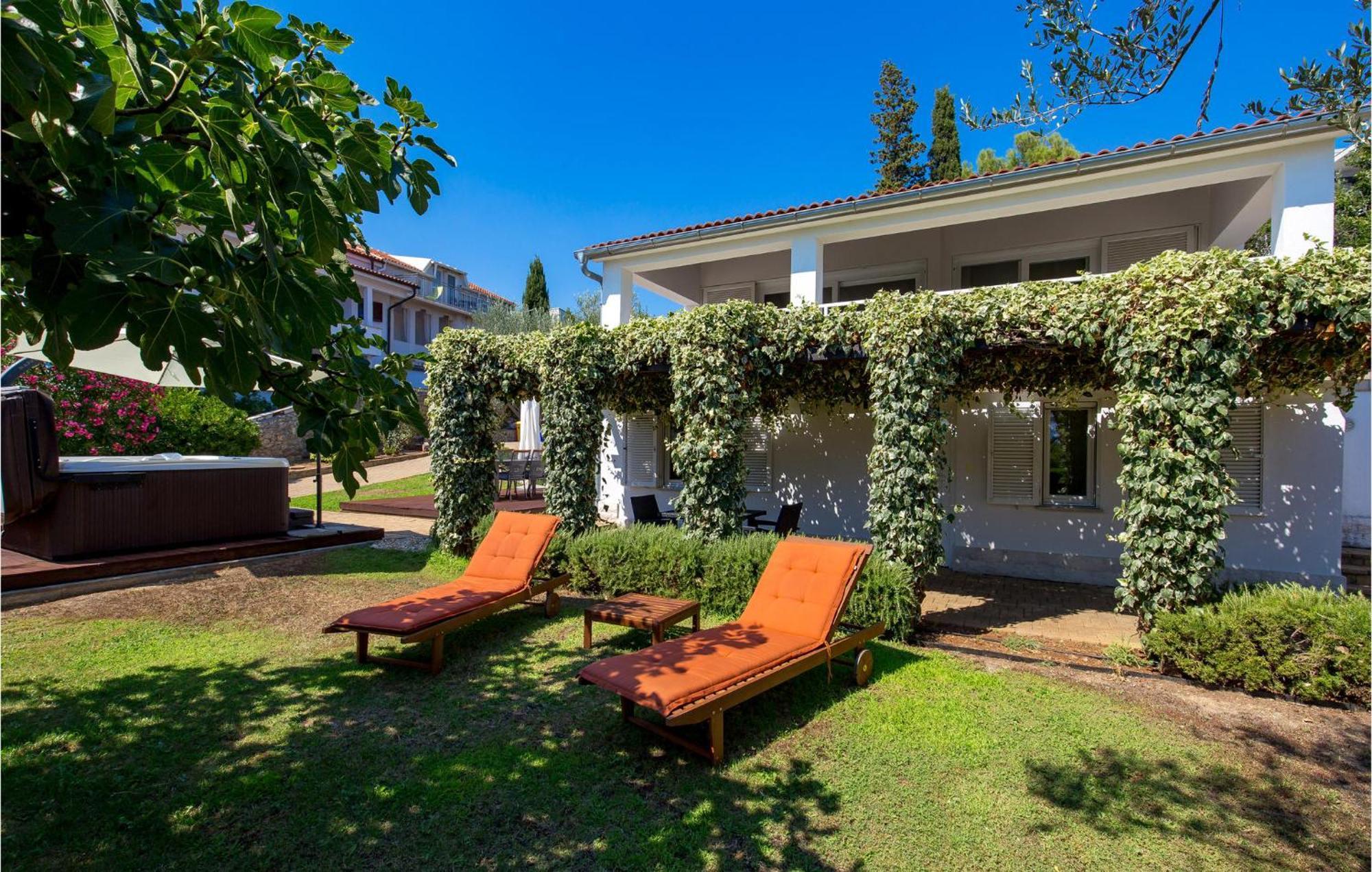 Awesome home in Krk with 3 Bedrooms, Jacuzzi&WiFi Krk Town Buitenkant foto